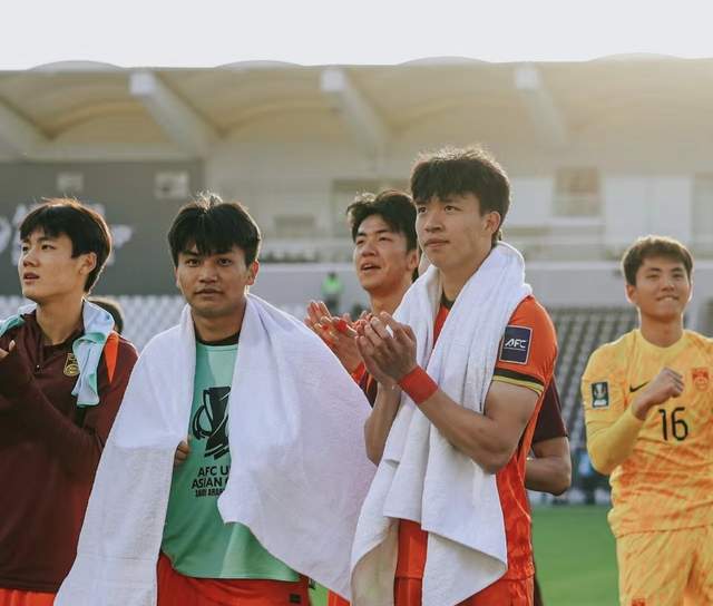 开云登录-亚洲杯国足暖心一幕！王钰栋庆祝时，队友毛伟杰跑过去将球衣捡起